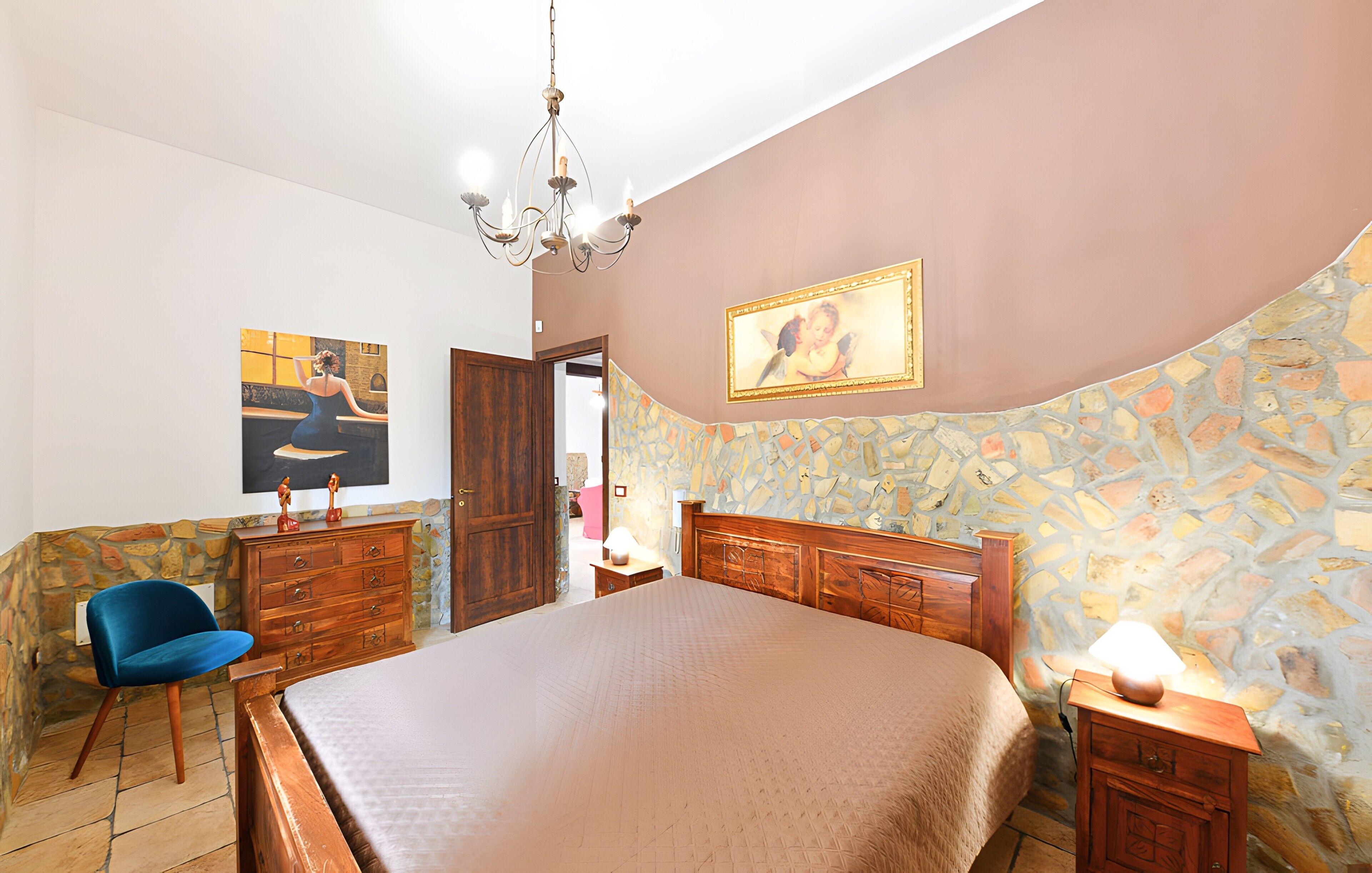 3 slaapkamers, een strijkplank/strijkijzer, gratis wifi, beddengoed