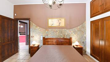 3 chambres, fer et planche à repasser, Wi-Fi gratuit, draps fournis