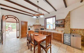 Fridge, microwave, oven, stovetop - Villa 'Parisi' with Private Pool, Wi-Fi and Air Conditioning (Siracusa)
