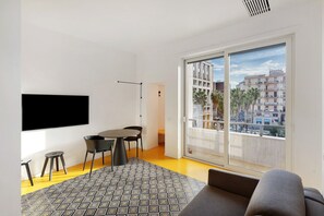 TV - Apartment 'Moderno In Via Toledo' with Balcony, Wi-Fi and Air Conditioning (Napoli)