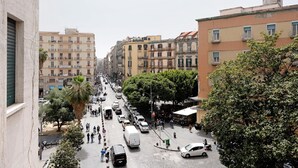 A busy urban street with buildings, vehicles, and pedestrians. - Apartment 'Superior In Via Toledo' with Balcony, Wi-Fi and Air Conditioning (Napoli)