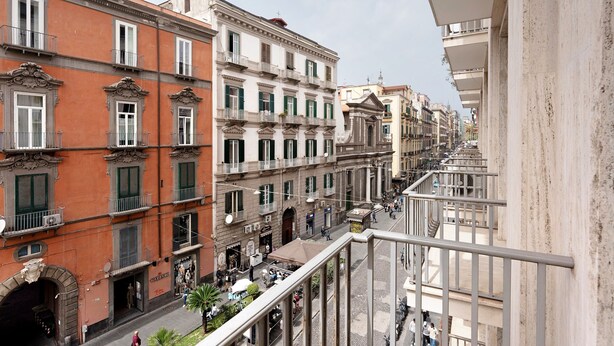 A street view with buildings, balconies, and a pedestrian walkway. - Apartment 'Superior In Via Toledo' with Balcony, Wi-Fi and Air Conditioning (Napoli)