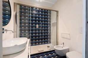 Dusj, hårføner og håndklær