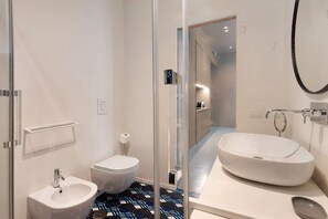 Shower, hair dryer, towels - Apartment 'Deluxe In Via Toledo' with Balcony, Wi-Fi and Air Conditioning (Napoli)