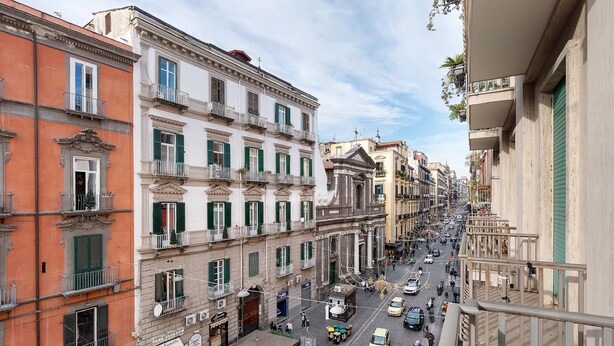 A street view of a historic European town with multi-story buildings, a cobblestone street, and pedestrians. - Apartment 'Deluxe In Via Toledo' with Balcony, Wi-Fi and Air Conditioning (Napoli)
