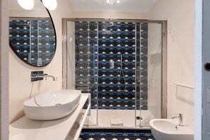 Shower, hair dryer, towels - Apartment 'Deluxe In Via Toledo' with Balcony, Wi-Fi and Air Conditioning (Napoli)