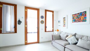 A living room with a sofa, a coffee table, and a painting on the wall. - Villa 'With Pool in Private Park' with Sea View, Wi-Fi and Air Conditioning (Agnone Cilento)