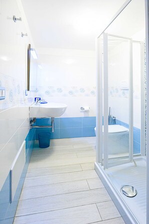 Dusj, hårføner og håndklær