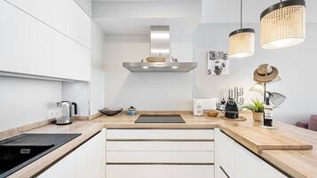 Frigorífico, microondas, placa de cocina y cafetera o tetera