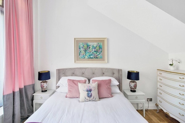 1 habitación, tabla de planchar con plancha, wifi y ropa de cama