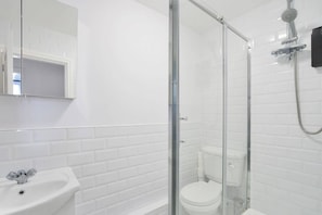 Regadera, toallas, papel de baño
