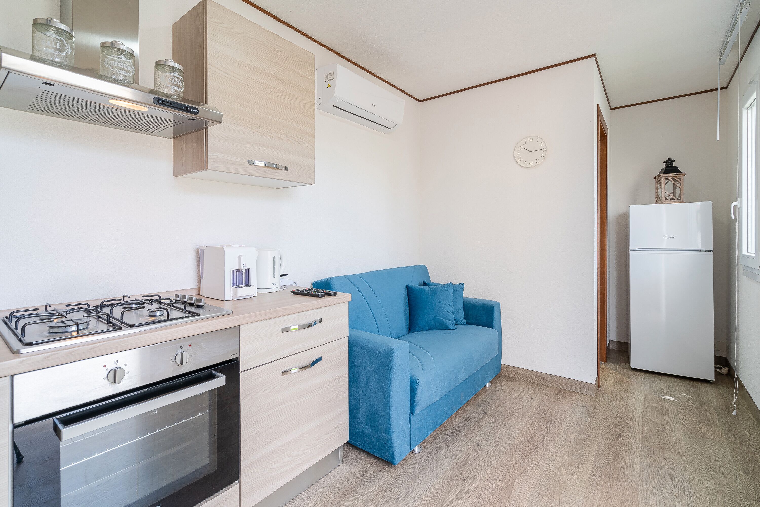 Kühlschrank, Ofen, Herdplatte, Wasserkocher mit Kaffee-/Teezubehör