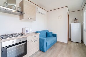 Jääkaappi, uuni, liesi, kahvin-/teenkeitin