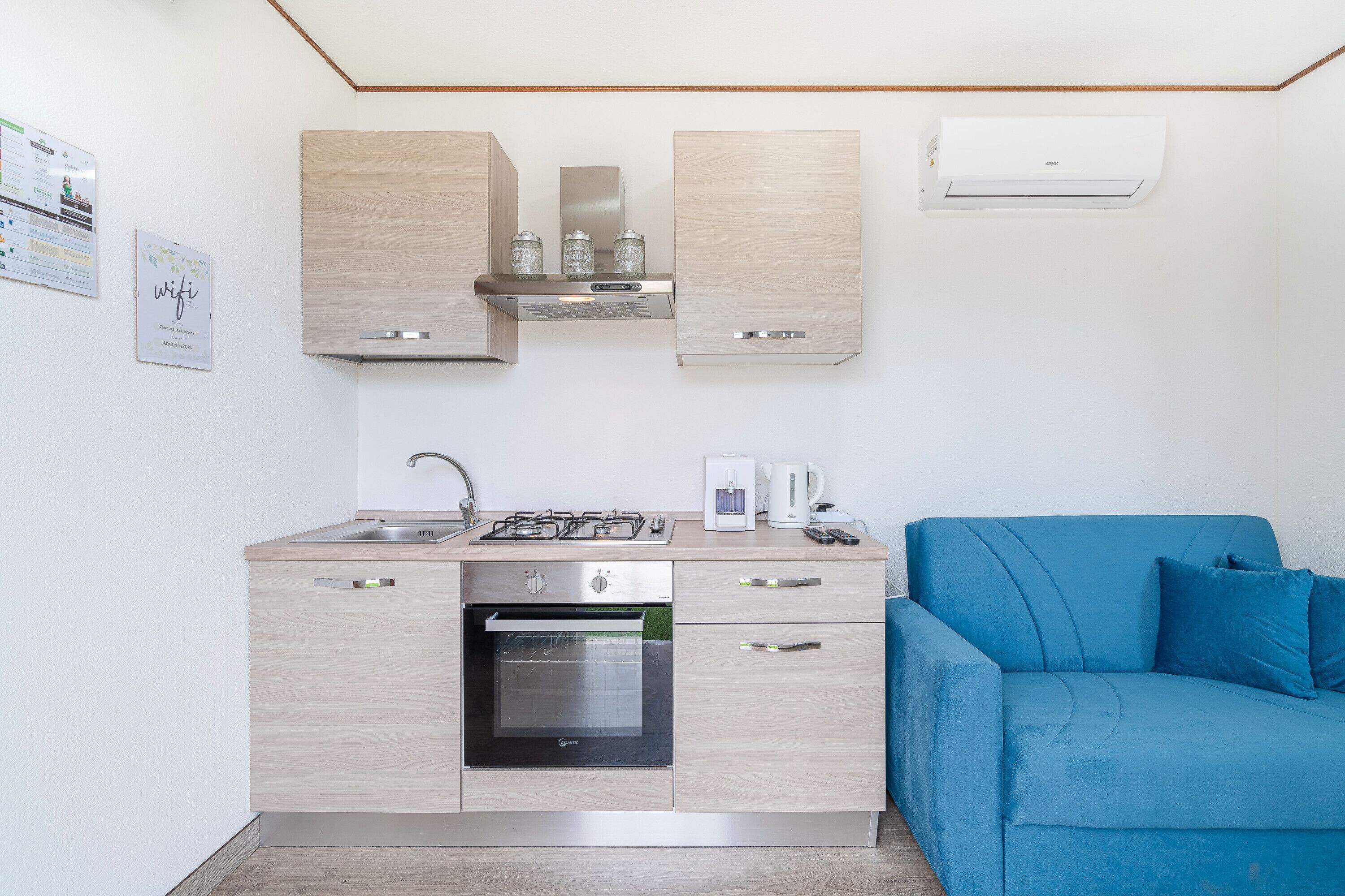 Frigorifero, forno, piano cottura, macchina per tè/caffè