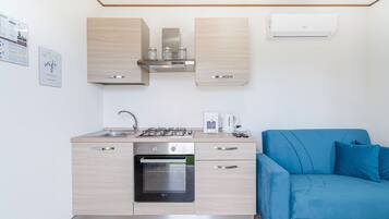 Frigorifero, forno, piano cottura, macchina per tè/caffè