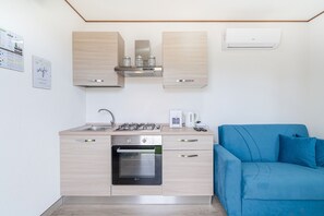 冷蔵庫、オーブン、コンロ、コーヒー / ティーメーカー