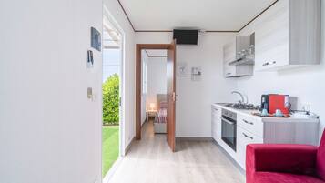 Fridge, oven, stovetop, coffee/tea maker