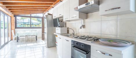 Frigorifero, microonde, forno, piano cottura