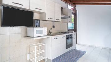 Een koelkast, een magnetron, een oven, een kookplaat