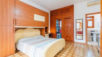 1 slaapkamer, een strijkplank/strijkijzer, gratis wifi, beddengoed