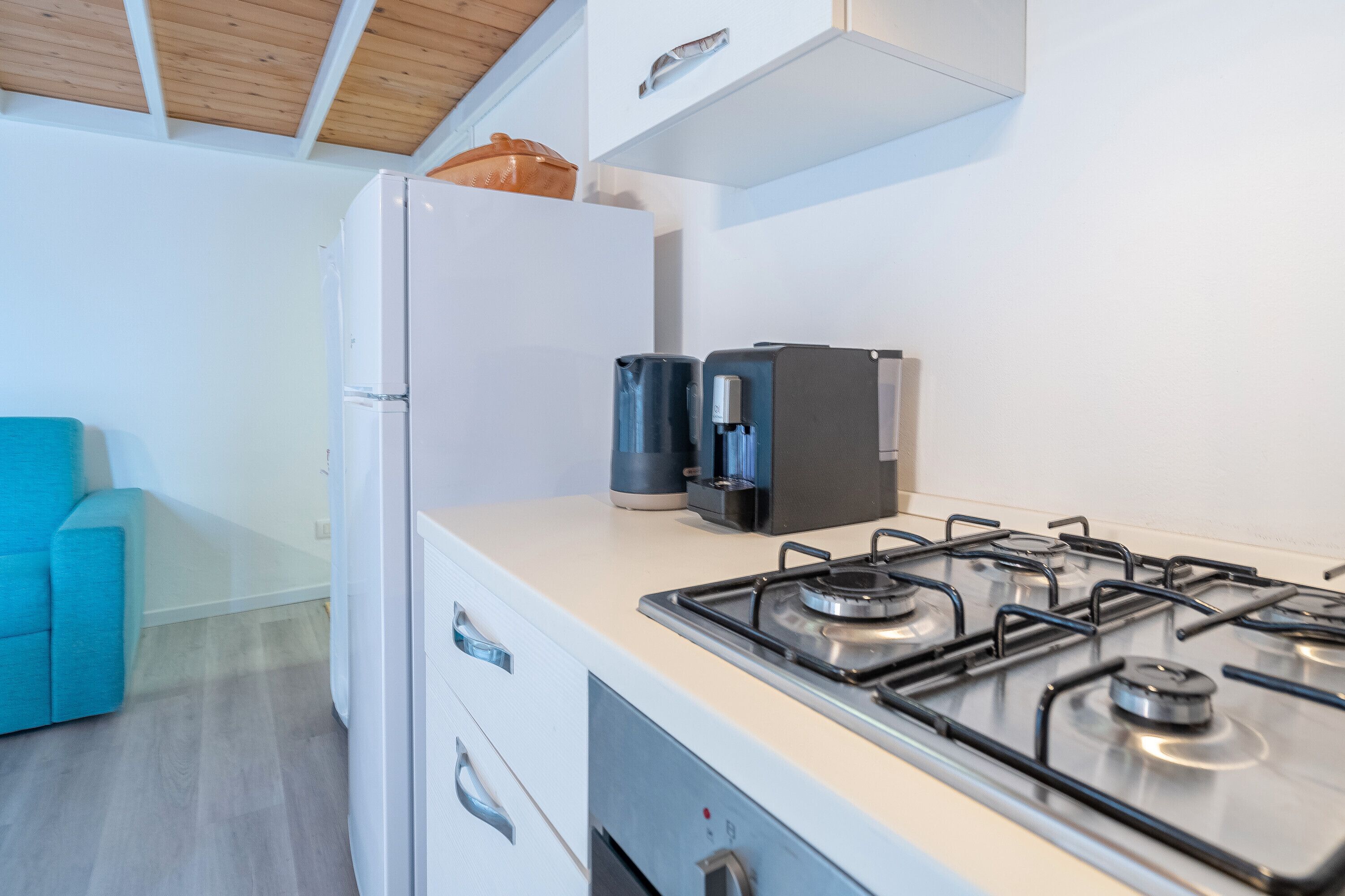 Kühlschrank, Ofen, Herdplatte, Wasserkocher mit Kaffee-/Teezubehör