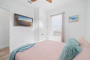 10 slaapkamers, een bureau, reisbedje, wifi