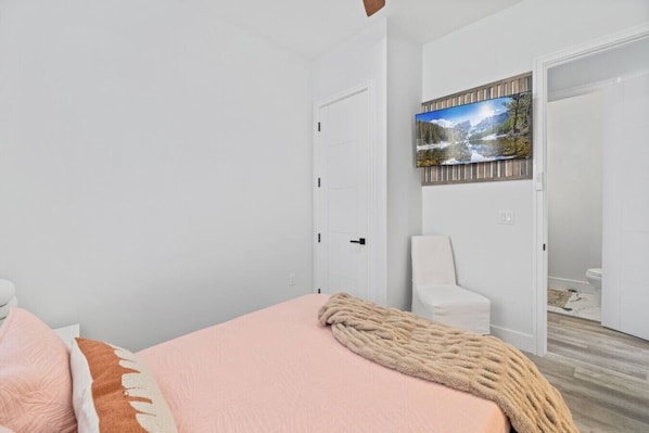 10 bedrooms, desk, travel crib, WiFi