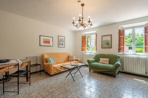 Televisión, reproductor de DVD y tenis de mesa 