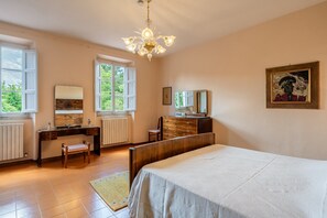 6 makuuhuonetta, silitysrauta/-lauta, ilmainen Wi-Fi, vuodevaatteet