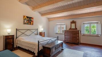 6 slaapkamers, een strijkplank/strijkijzer, gratis wifi, beddengoed