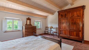 6 bedrooms, iron/ironing board, free WiFi, bed sheets
