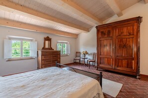 6 slaapkamers, een strijkplank/strijkijzer, gratis wifi, beddengoed