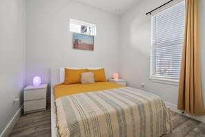Schreibtisch, Bügeleisen/Bügelbrett, Reisekinderbett, WLAN