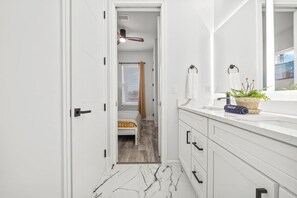 Escritorio, tabla de planchar con plancha, cuna de viaje y wifi 