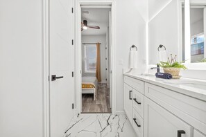 5 chambres, bureau, fer et planche à repasser, lit parapluie