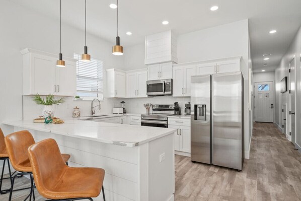 Réfrigérateur, micro-ondes, four, plaque de cuisson