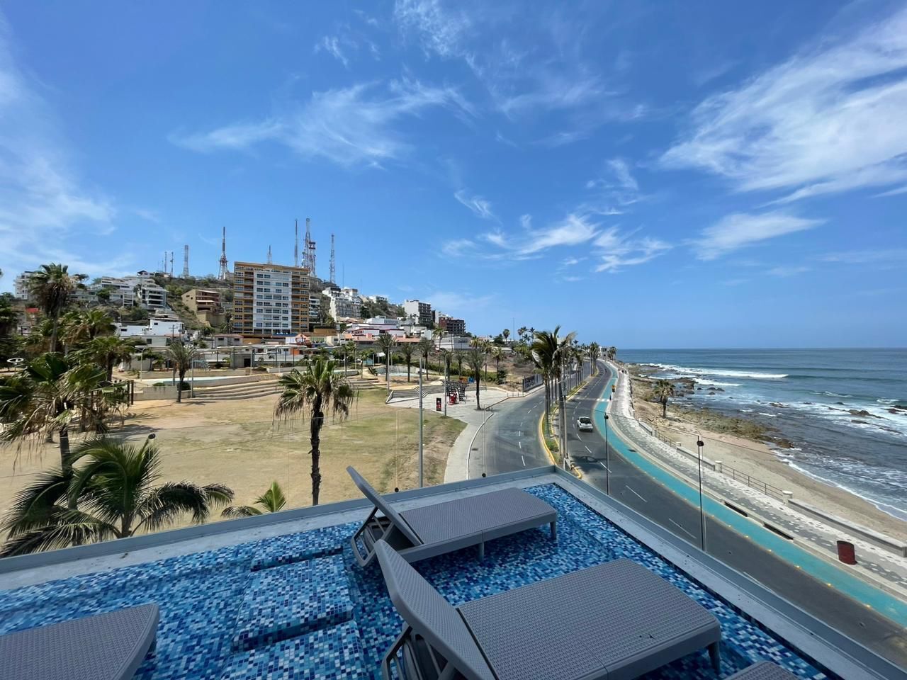 Zona de piscina amb vista a la platja i l'oceà.