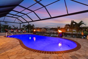A heated pool - Heated Saltwater Pool, Dock, Gulf Access - Infinity Coral Villa - Roelens (Cape Coral)