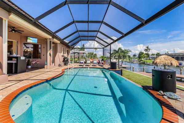 A heated pool - Heated Saltwater Pool, Dock, Gulf Access - Infinity Coral Villa - Roelens (Cape Coral)