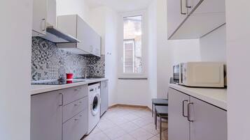 Frigorifero, microonde, forno, piano cottura