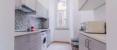 Frigorifero, microonde, forno, piano cottura