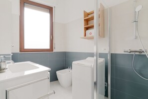 Douche, sèche-cheveux, bidet, serviettes fournies