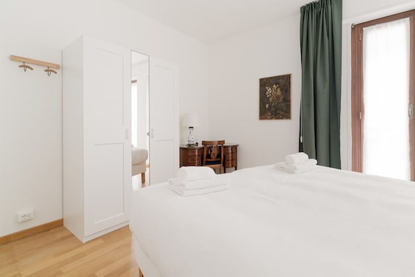 2 chambres, fer et planche à repasser, draps fournis