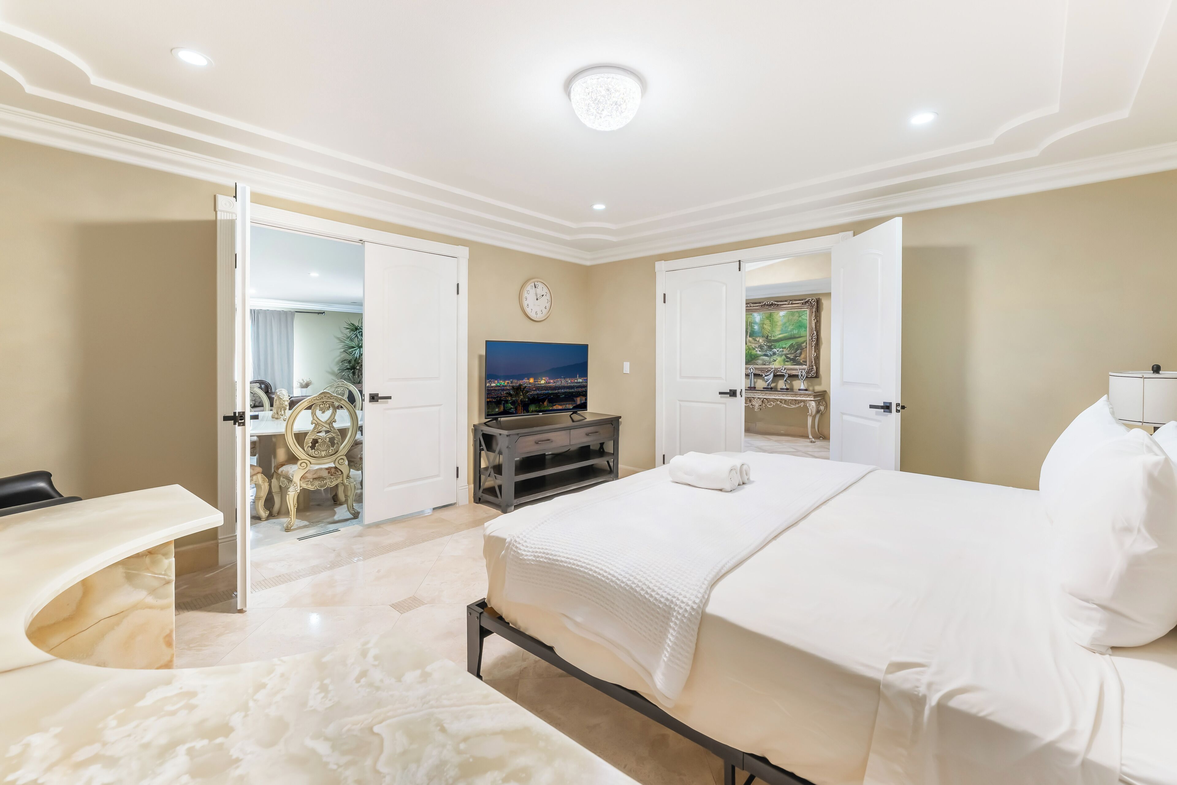 8 室のベッドルーム、デスク、アイロン / アイロン台、旅行用ベビーベッド