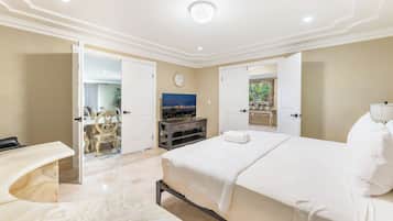 8 bedrooms, desk, iron/ironing board, travel cot