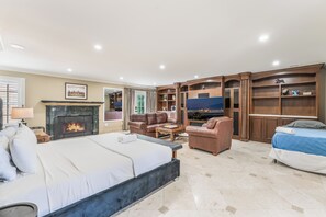 8 soverom, skrivebord, strykejern/-brett og reiseseng for barn