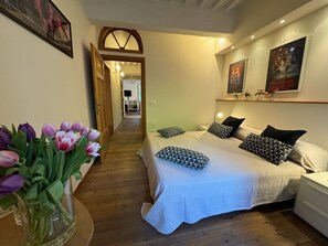 2 chambres, fer et planche à repasser, lit de bébé portatif