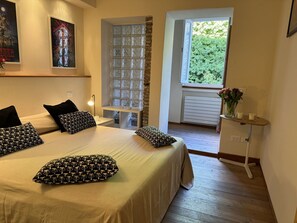 2 bedrooms, iron/ironing board, travel cot, free WiFi