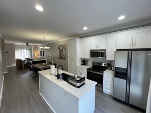 Fridge, microwave, oven, stovetop - QC Star - Charlotte Townhome! (Charlotte)