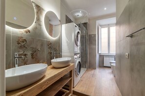 Shower, hair dryer, bidet, towels - GuestHost - Domus Antoniana - Esquilino (Roma)
